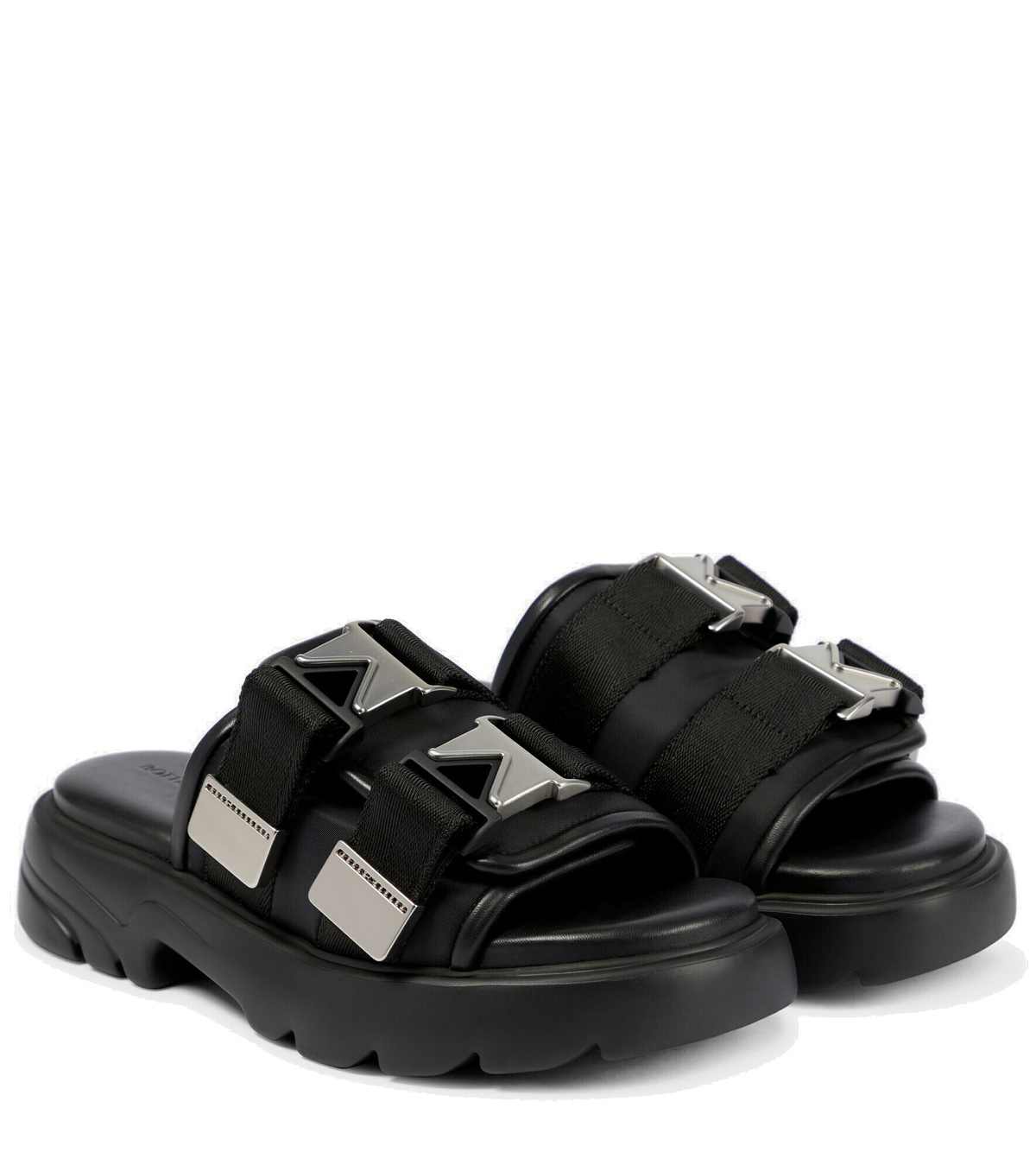 パッド入り◆BOTTEGA VENETA フラッシュ フラットスライド GRASS Bottega Veneta Flash Buckle Sandals in Grass | FWRD