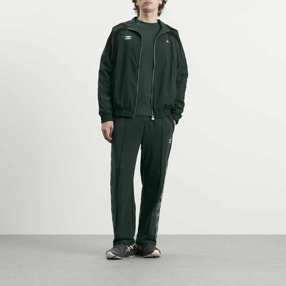 Umbro Men's Relaxed Track Jacket in Pine Grove/Black