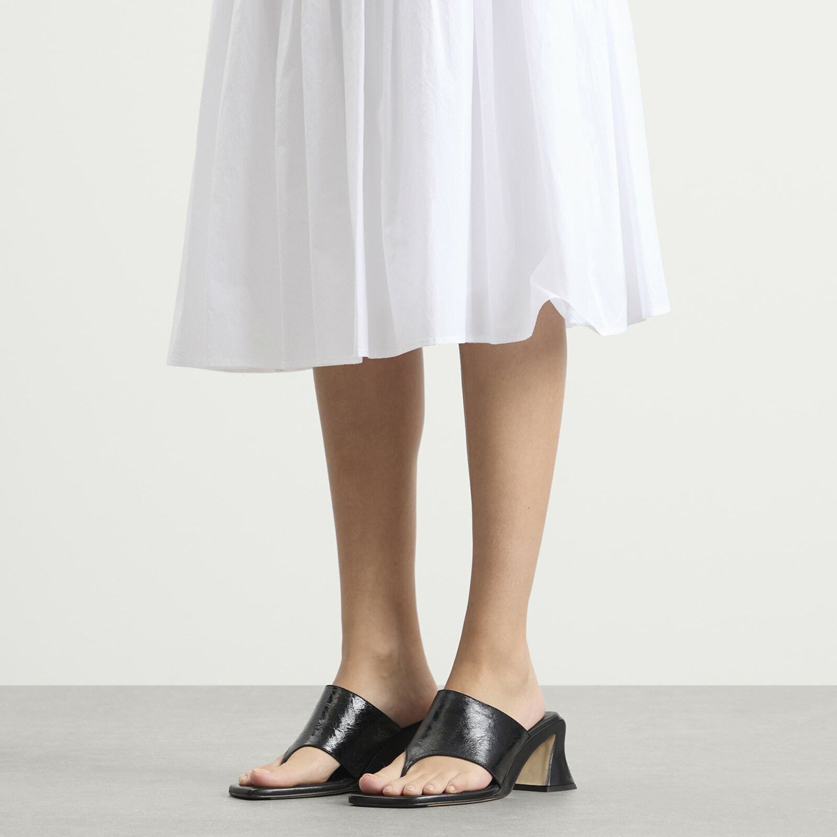 MIISTA Women's Ernie Thonge Sandals in Black