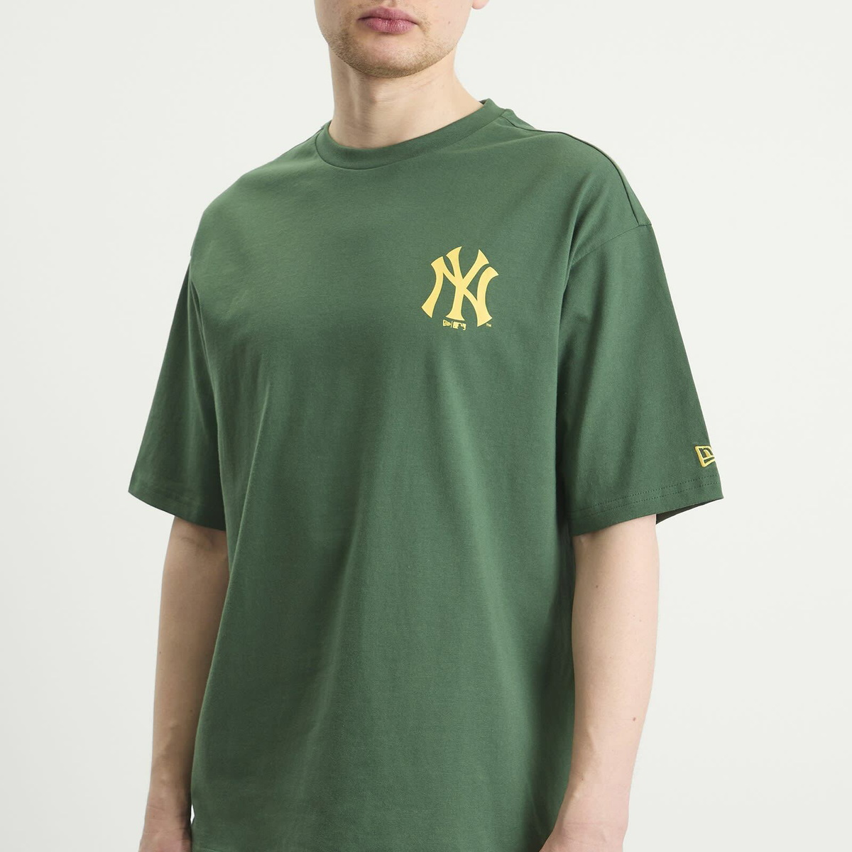 New Era Men's MLB World Series Yankies T-Shirt in College Green