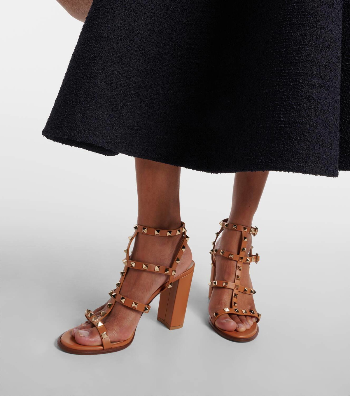 サンダル VALENTINO GARAVANI Brown Leather Studshield Sandals Valentino Garavani Rockstud Sandals | Brown | FARFETCH