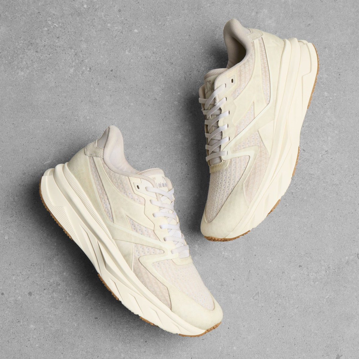Diadora Men's V7000 Dip-Dye Sneaker in Seedpearl