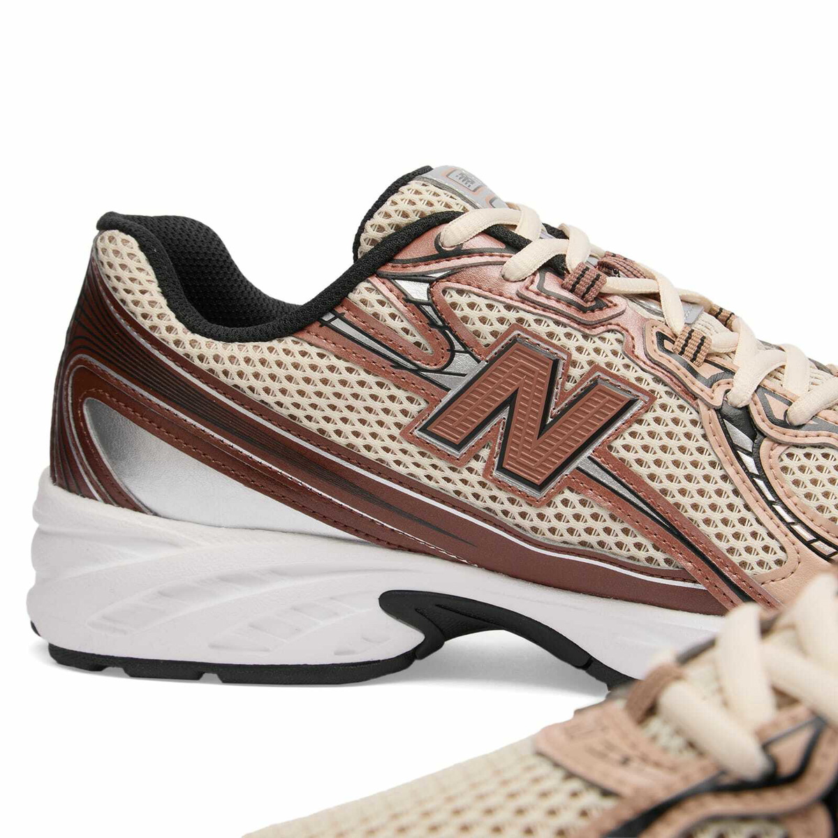 New Balance 740 Sneaker in Beige