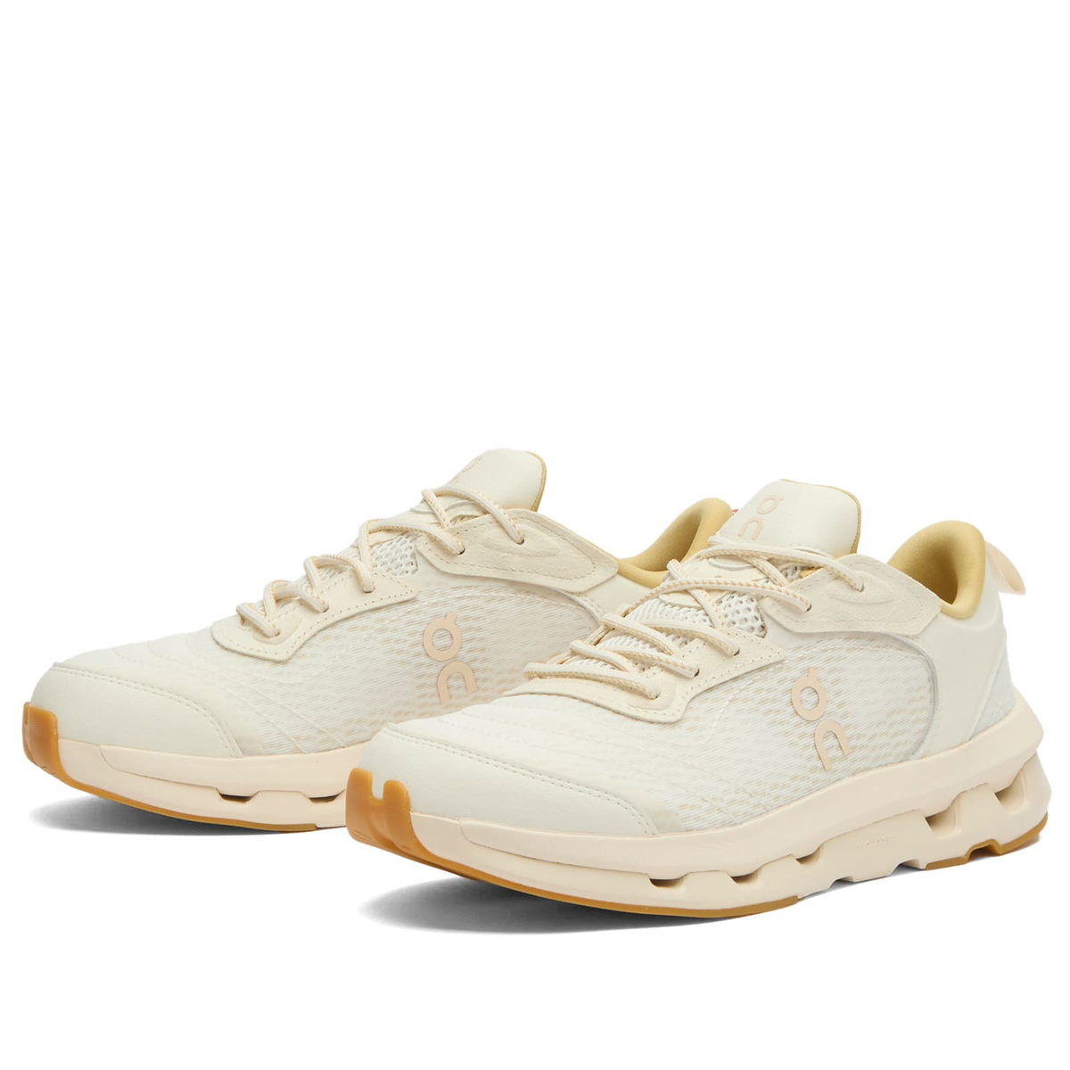 ON Women's Cloudze Mo Sneaker in Ivory/Putty