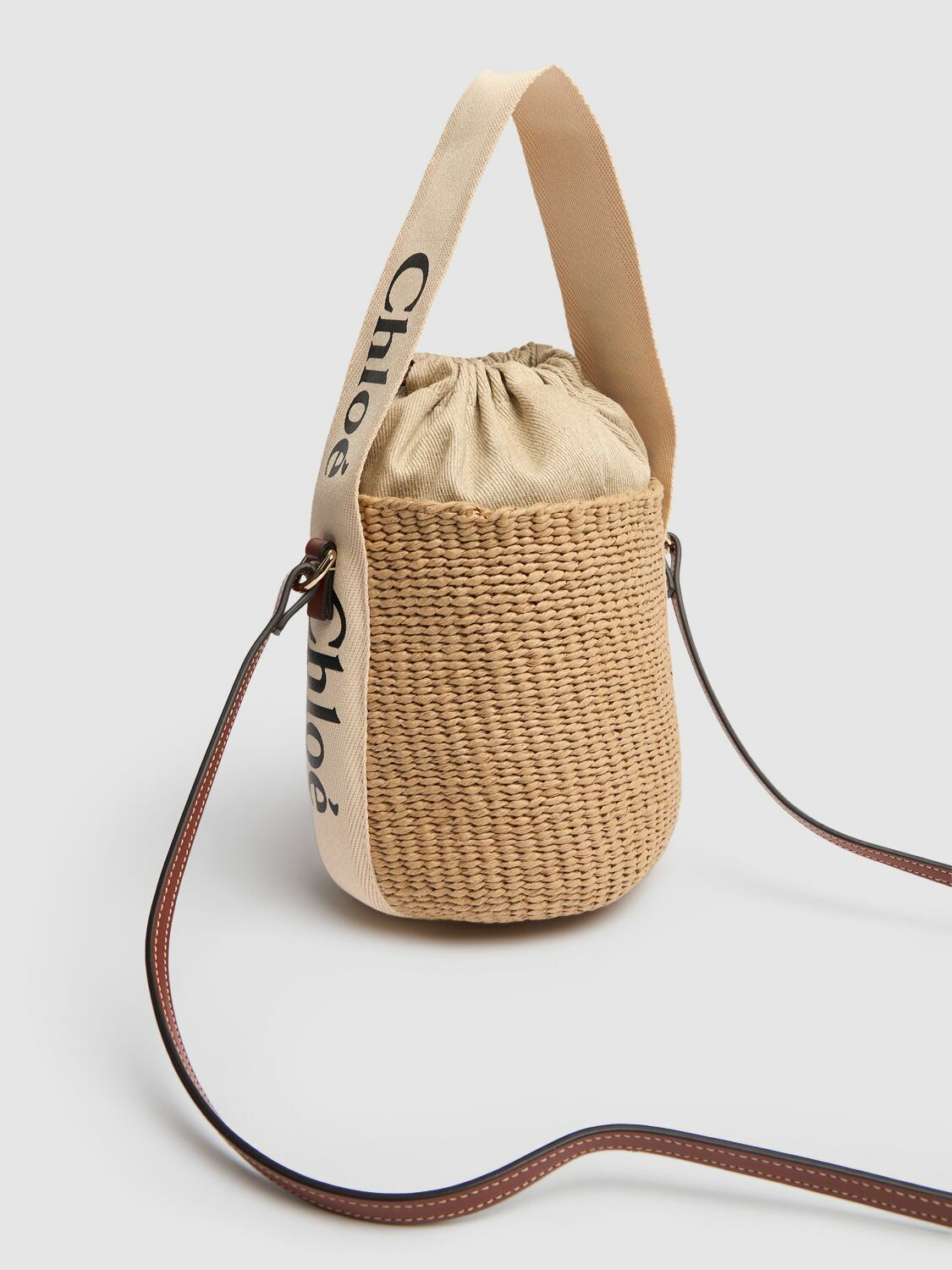 トートバッグ Chloe Small Woody Raffia Bucket Bag Woody Small bucket bag in brown - Chloe | Mytheresa