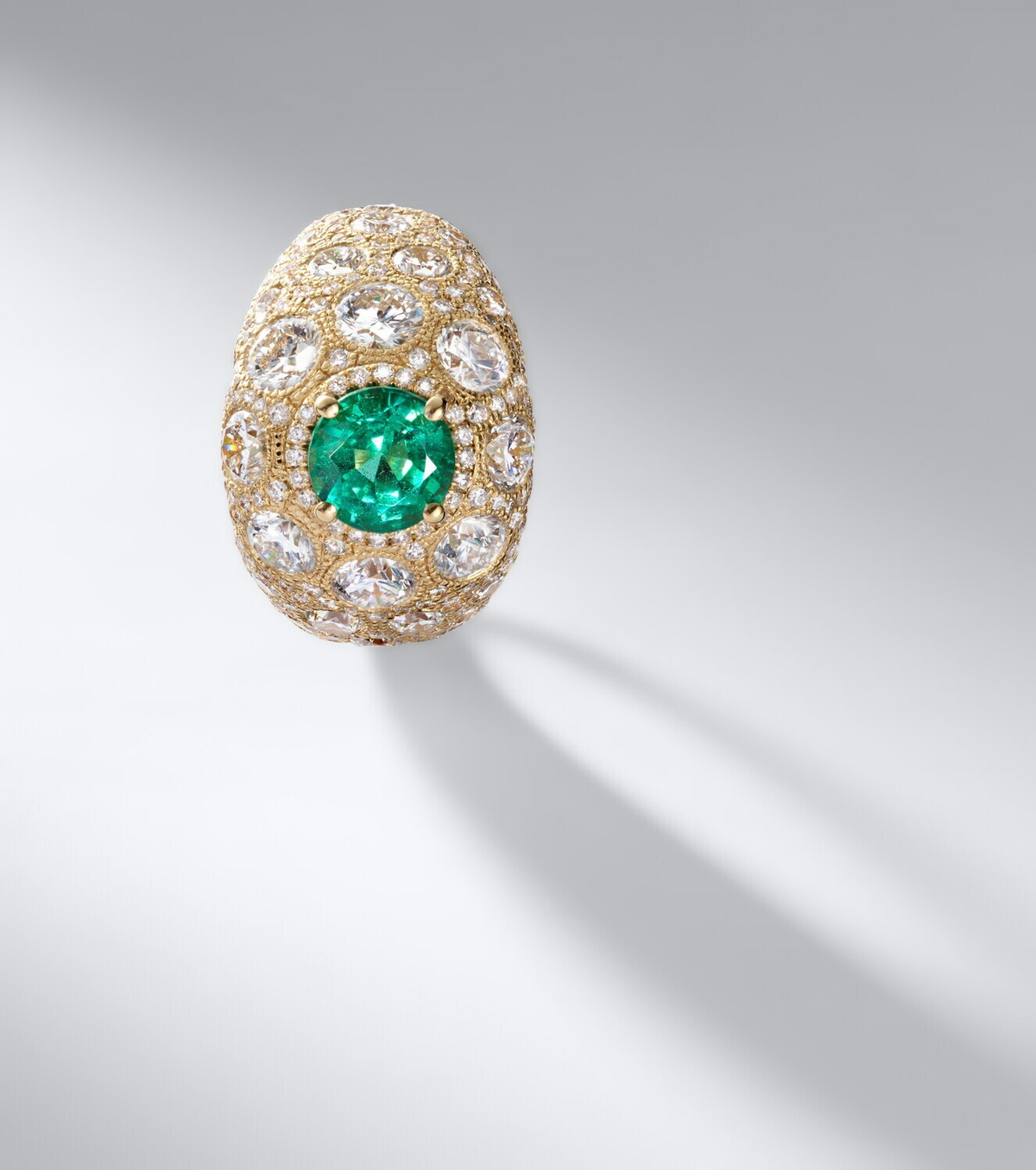 Suzanne Kalan 18kt gold ring with diamonds and emerald