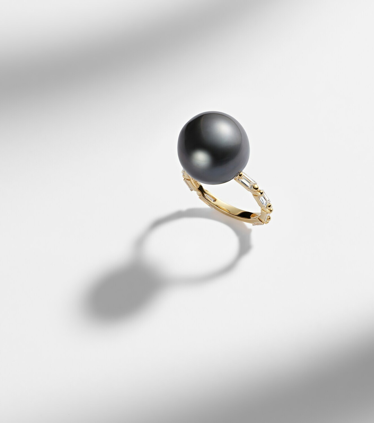Suzanne Kalan 18kt gold ring with pearl and diamonds