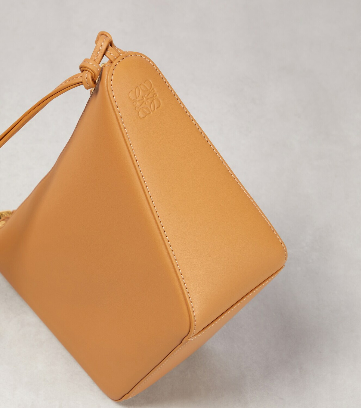 VIP【送料関税込】LOEWE HAMMOCK LEATHER SHOULDER BAG Hammock Small leather shoulder bag in brown - Loewe | Mytheresa