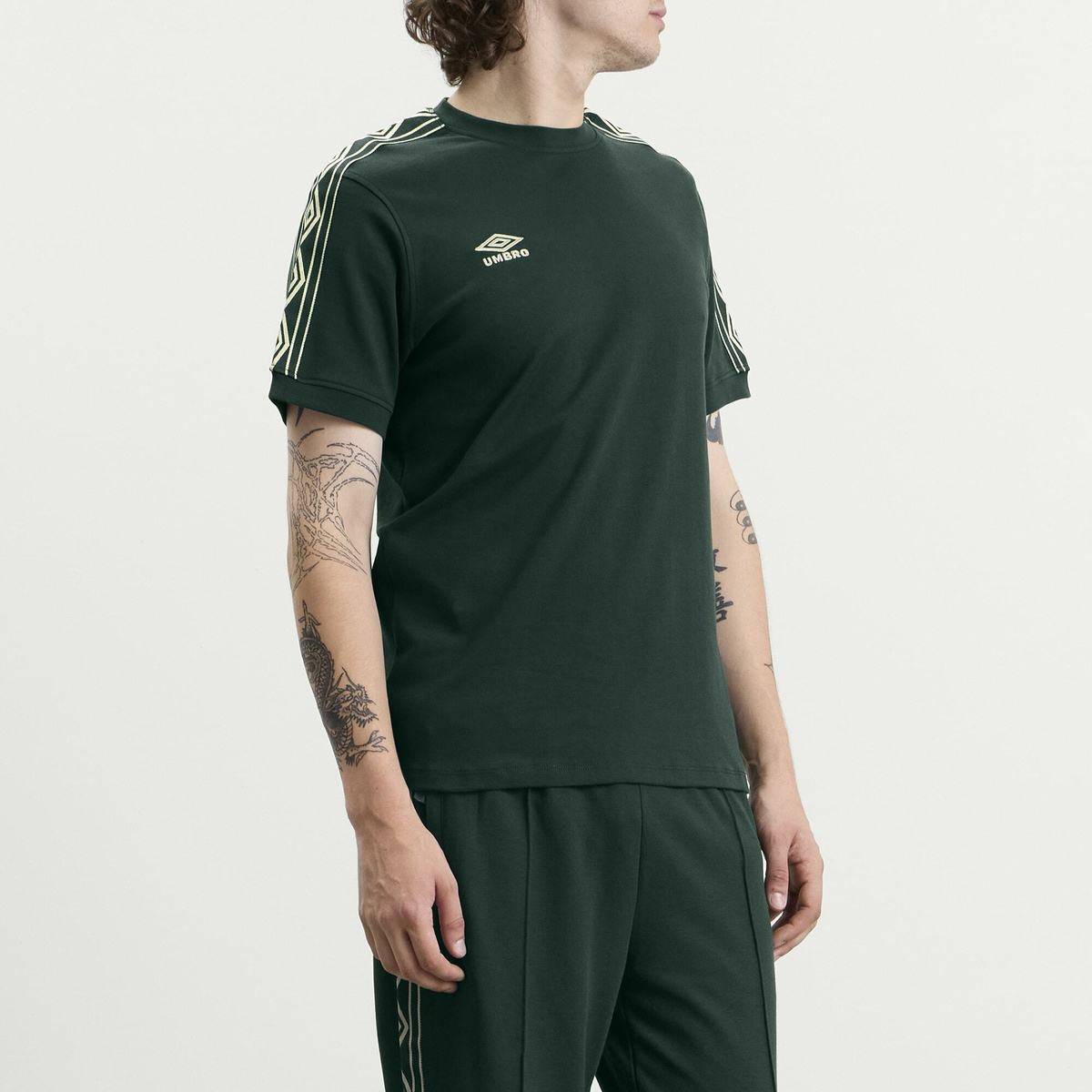 Umbro Men's Taped T-Shirt in Pine Grove/Pelican