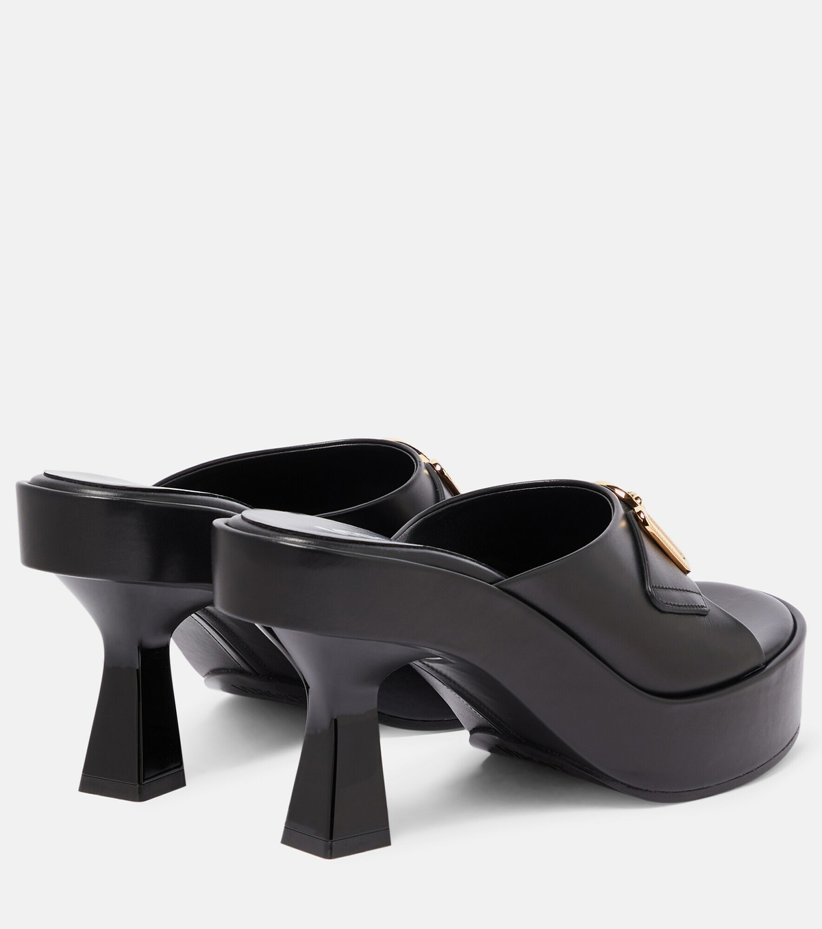 【送料&関税込】Versace Biggie Medusa Platform Sandals Medusa Biggie satin platform sandals in pink - Versace