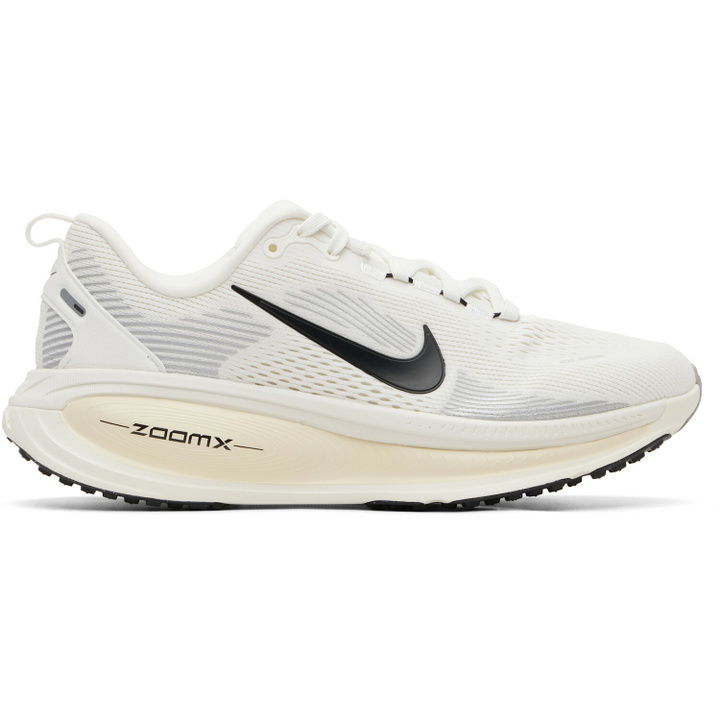 Photo: Nike White Vomero 18 Sneakers