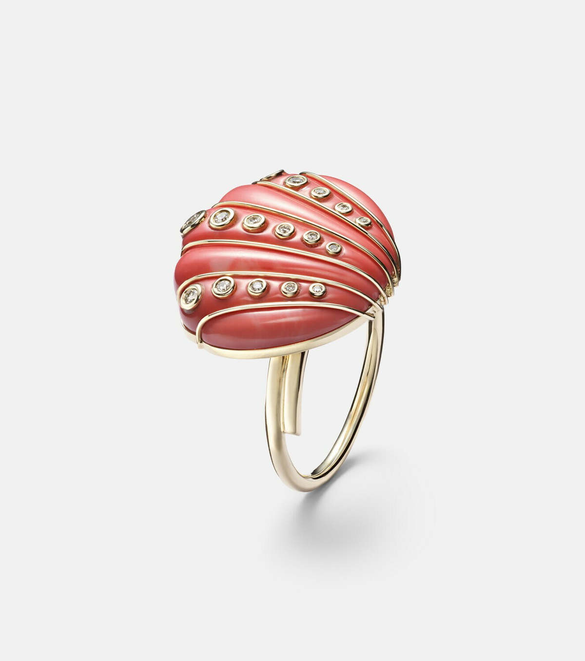 Yvonne Léon Coquillage Corail 9kt ring with diamonds and coral