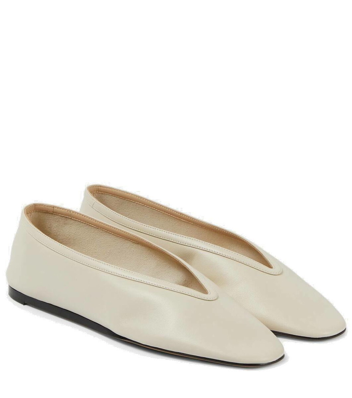 Photo: Le Monde Béryl Luna leather slippers