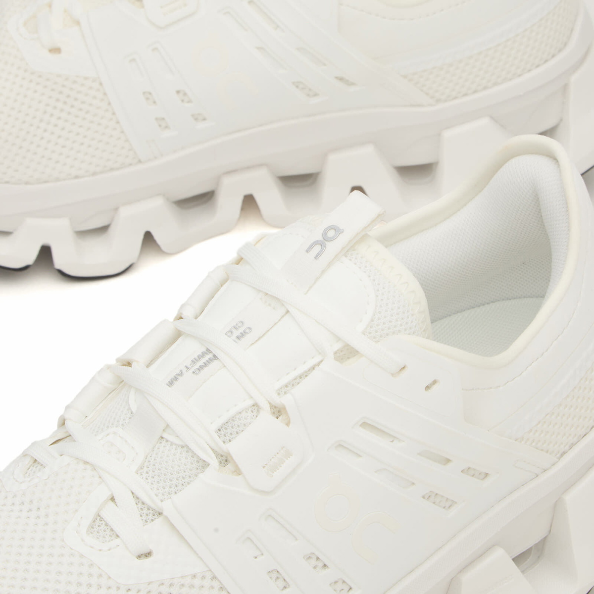 ON Men's Cloudswift Amp Sneaker in White/White