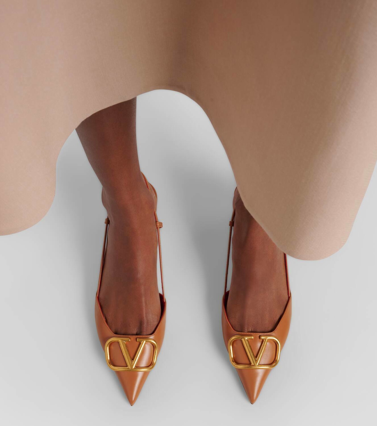 【Valentino Garavani】 VLogo Signature 40レザースリングバッ Valentino Garavani VLogo Signature 40 leather slingback