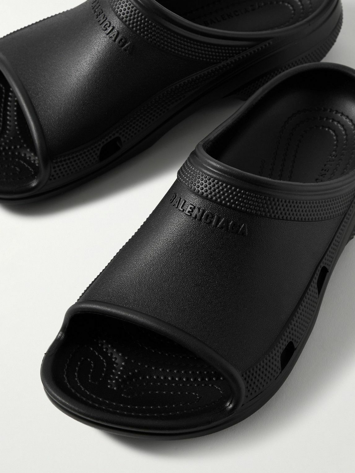 【BALENCIAGA】コラボ Crocs EVA ロゴ スライド サンダル 黒 Balenciaga - Crocs Logo-Embossed EVA Slides - Black Balenciaga