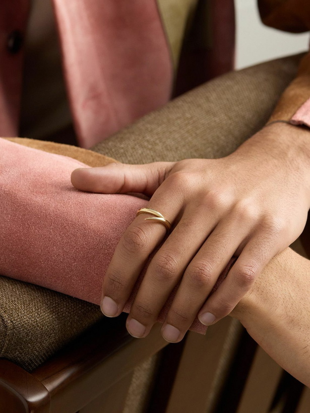 Photo: Shaun Leane - Interlocking Single 18-Karat Gold Ring - Gold