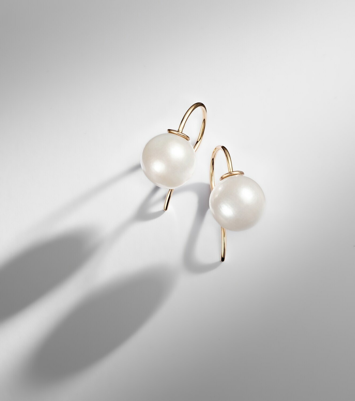 Stone and Strand Essential 14kt gold earrings with pearls