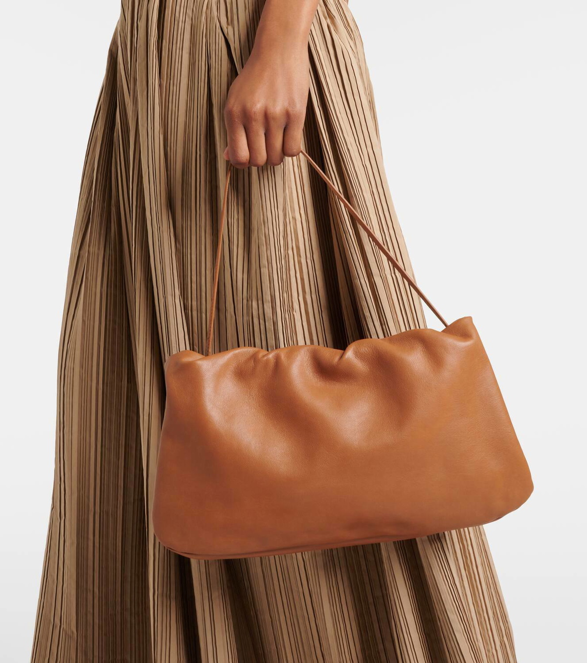 【THE ROW】Xl Bourse ナッパレザーショルダーバッグ 送料関税込 XL Bourse Bag Black in Leather – The Row