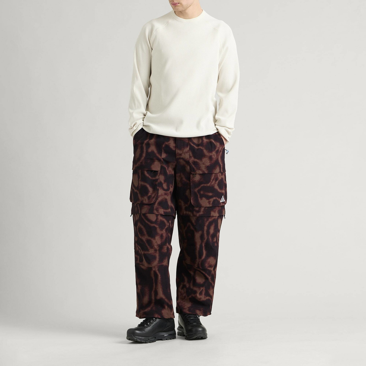Nike Men's ACG Smith Summit Cargo Pant in Black/White