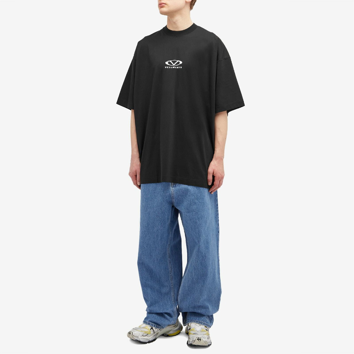 VETEMENTS Men's Oval Logo Oversized T-Shirt in Black/White
