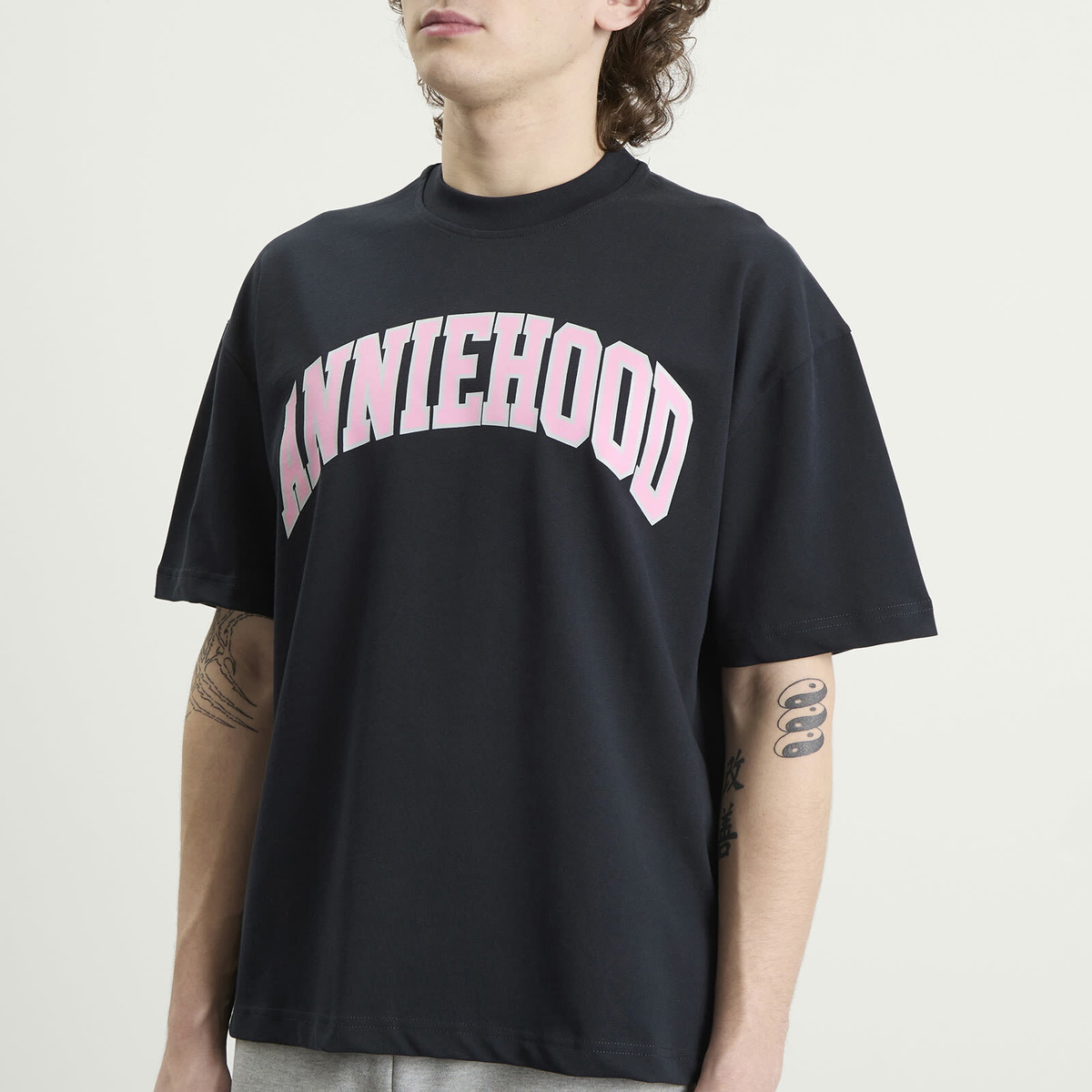 ANNIE HOOD Men's College Arch T-Shirt in Navy