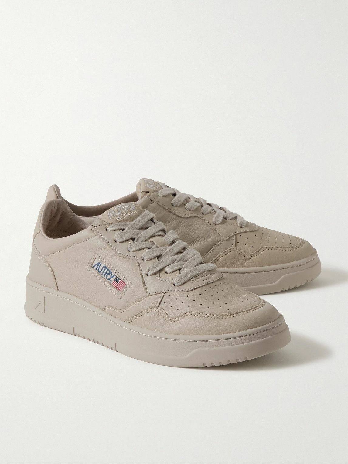 スニーカー Autry Brown Leather Medalist Sneakers AUTRY - SUPER VINTAGE MEDALIST LOW LEATHER SNEAKERS IN WHITE