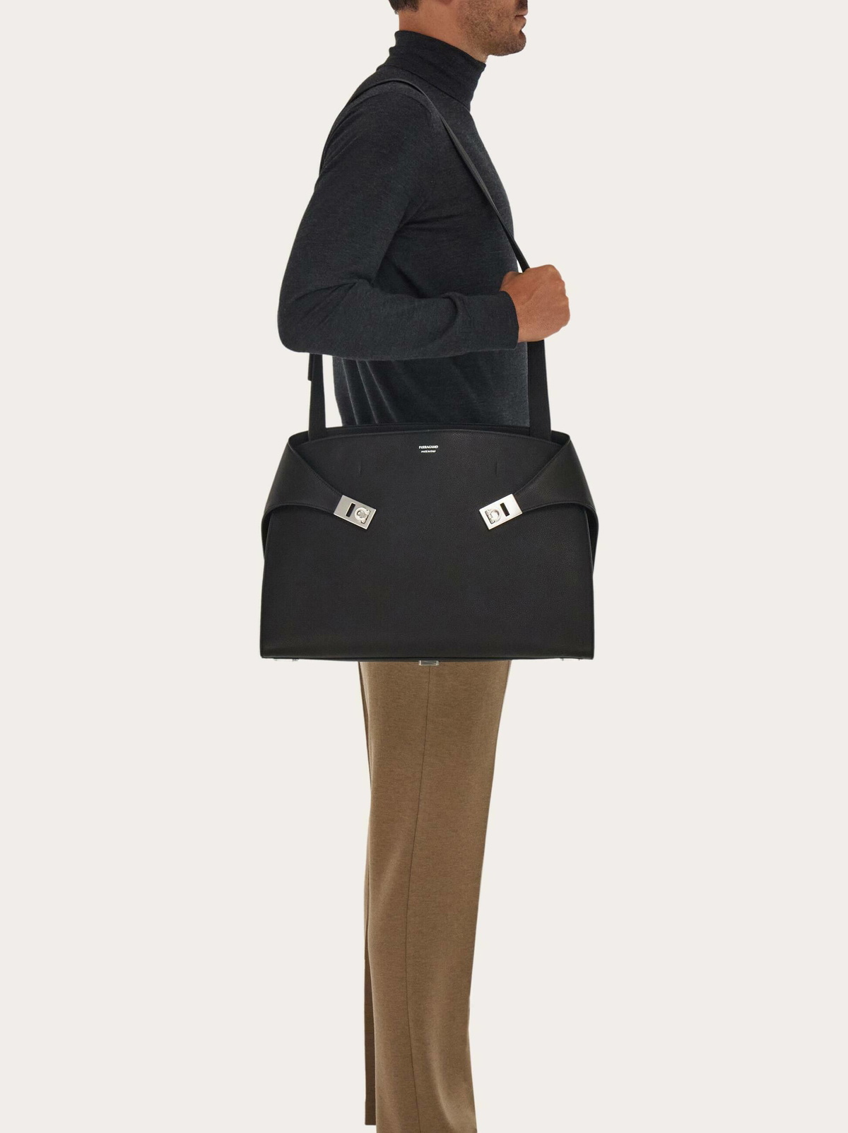 Ferragamo Mens Hug shoulder bag in Black
