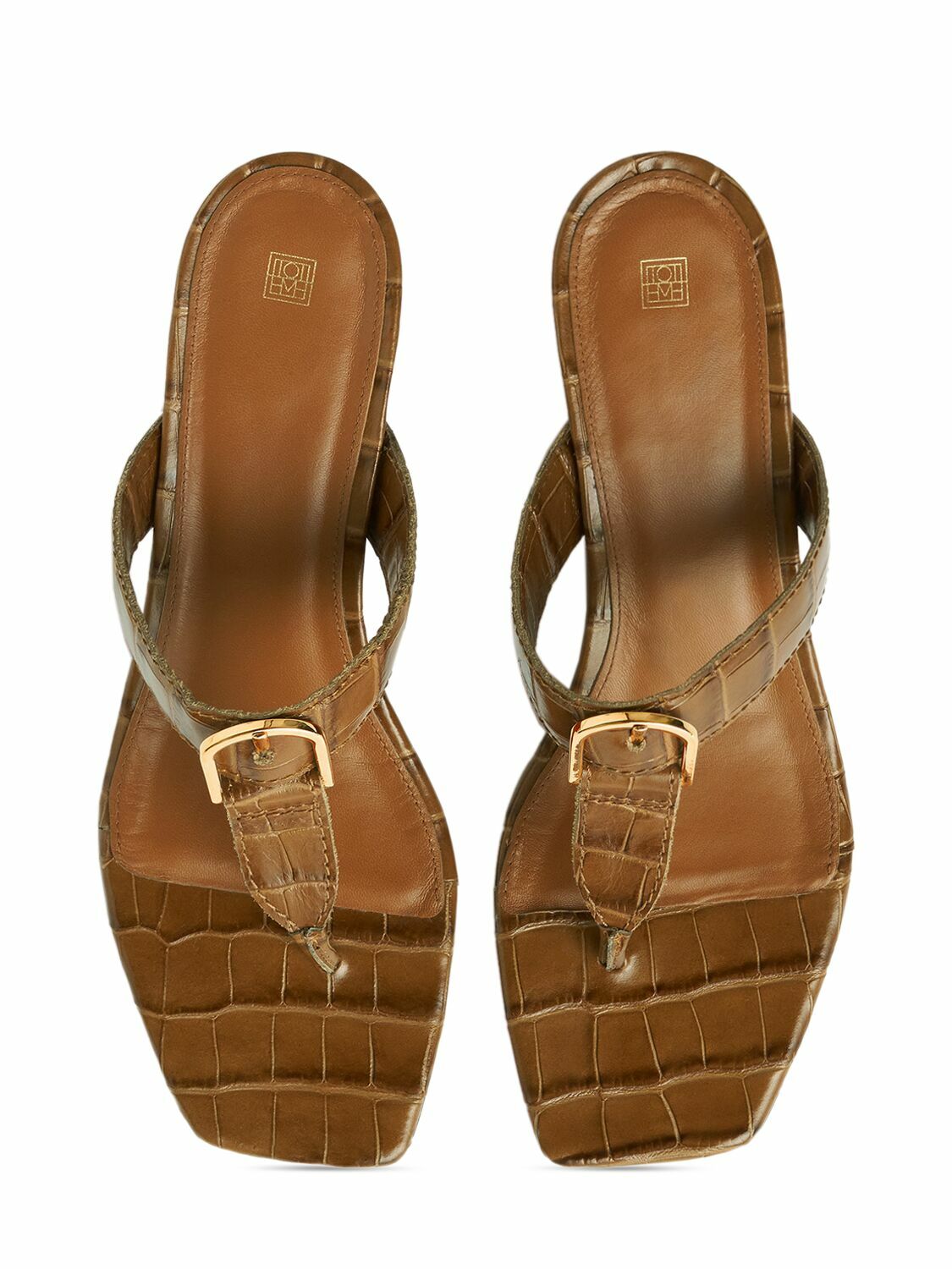 サンダル・ミュール TOTEME Women Sandals 252WAS805LE0114273 BROWN TOTEME - 35mm Croc Embossed Leather Thong Sandals Toteme