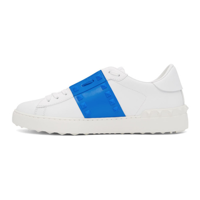 ★VALENTINO GARAVANI WHITE AND BLUE ラウンドトゥ スニーカー Valentino White and Blue Valentino Garavani Rockstud