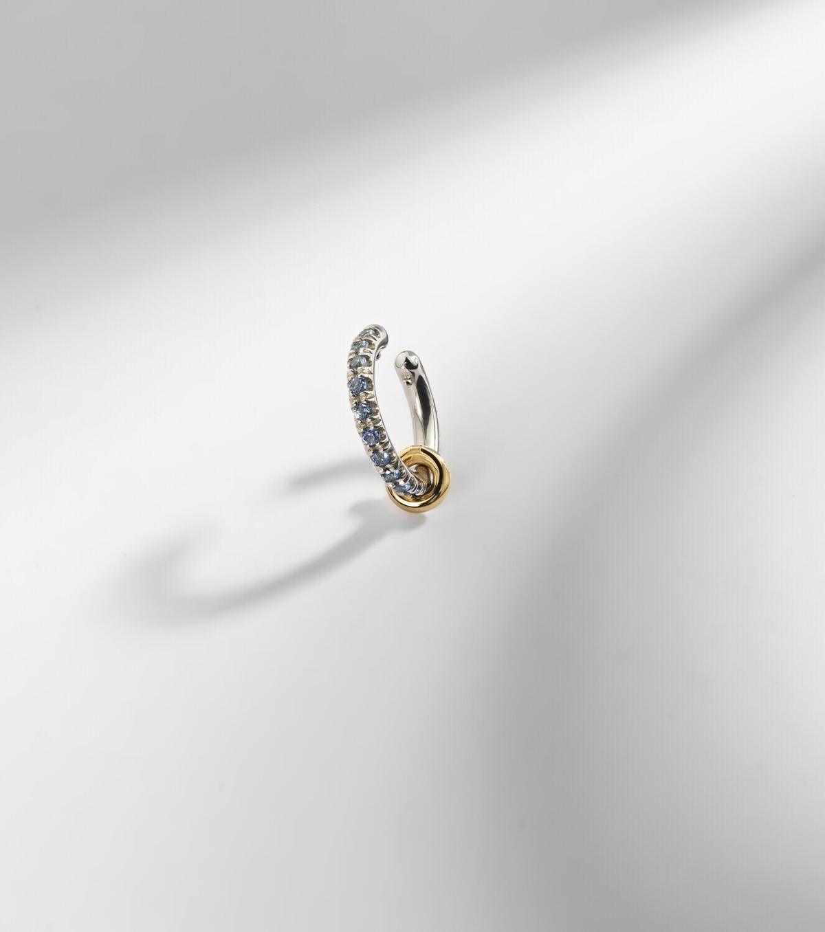 Spinelli Kilcollin Ombré sterling silver and 18kt yellow gold ear cuff with sapphires