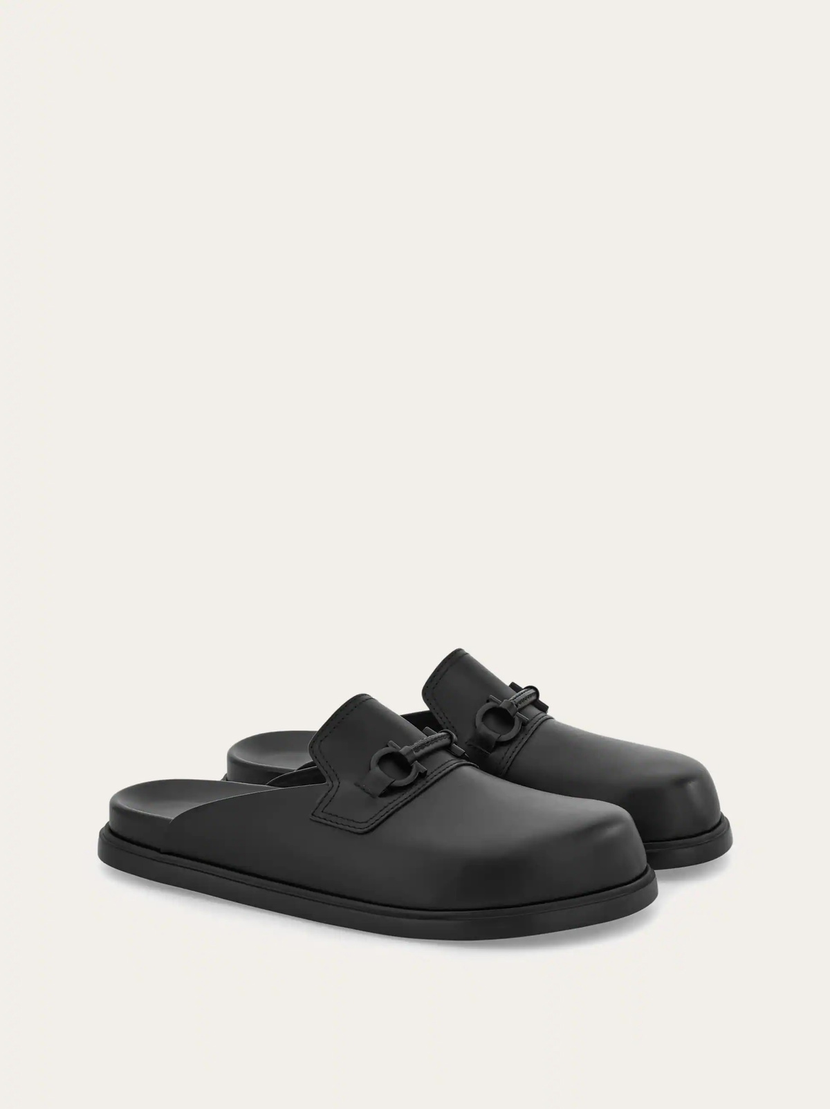 Ferragamo Mens Gancini ornament mule in Black