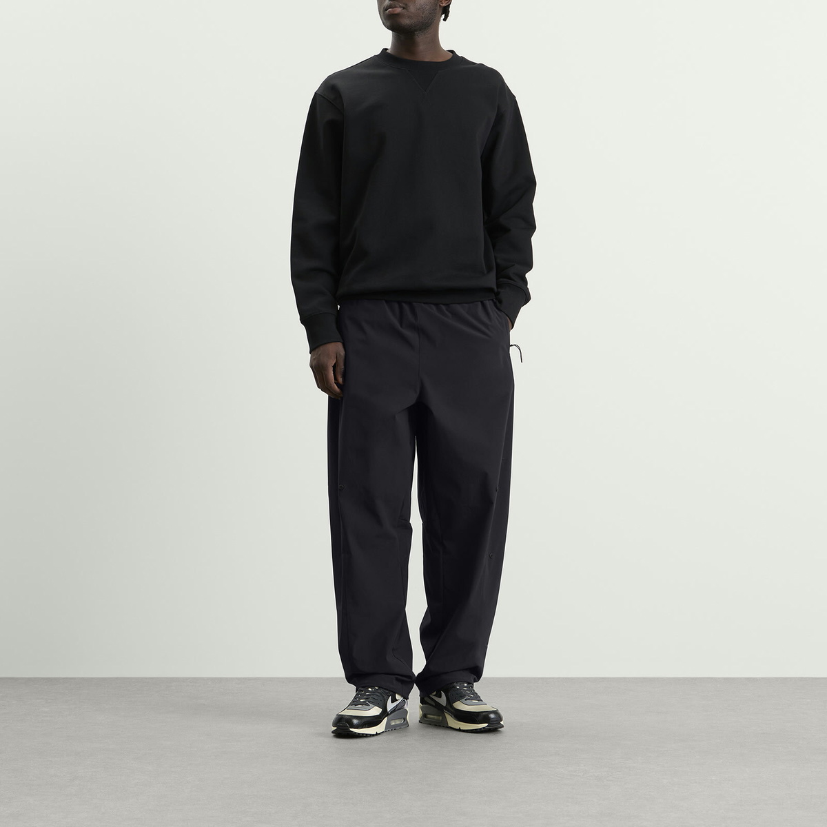Nike Men's Tech Helios Sun Open Hem Pant in Black
