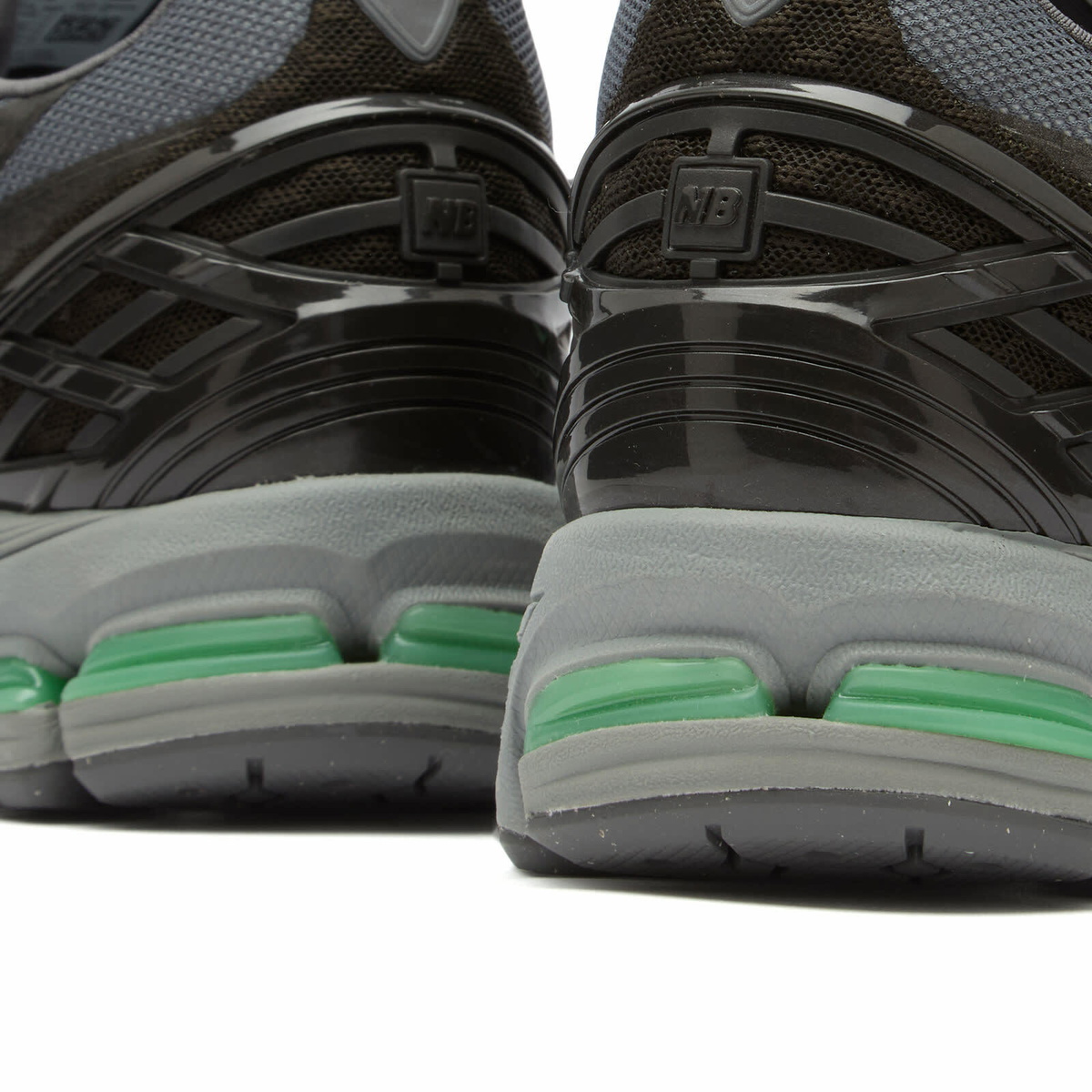 New Balance 1906W Sneaker in Black Metallic