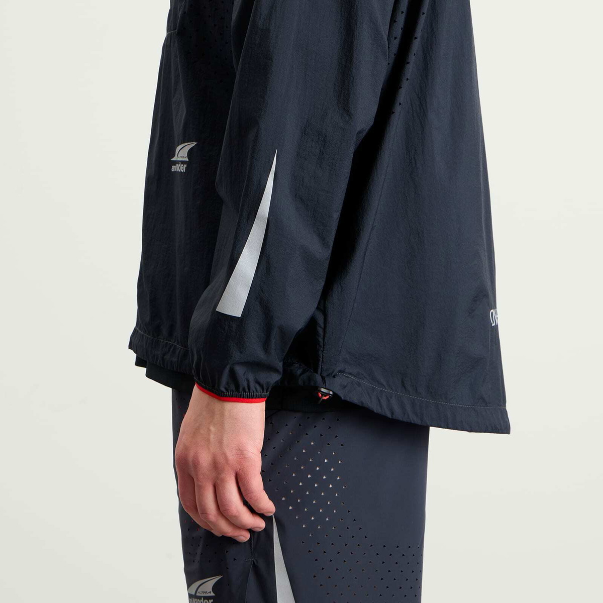 and wander Men's x Altra Ventilation Wind Jacket in Navy