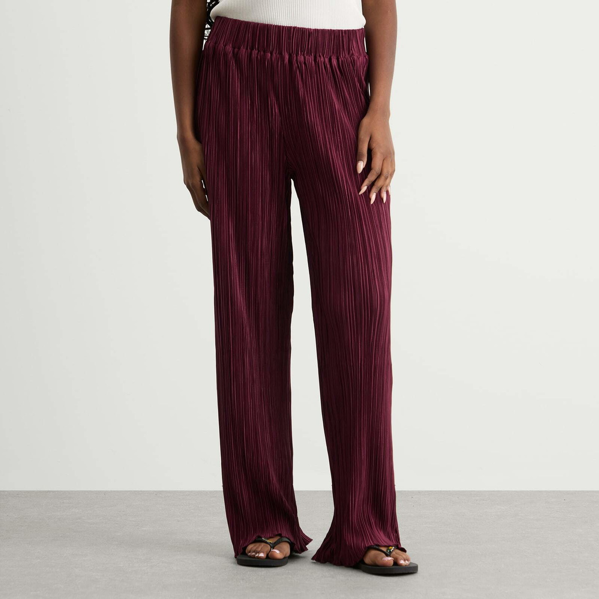 4th & Reckless Women's Plisse Trousers in Burgundy