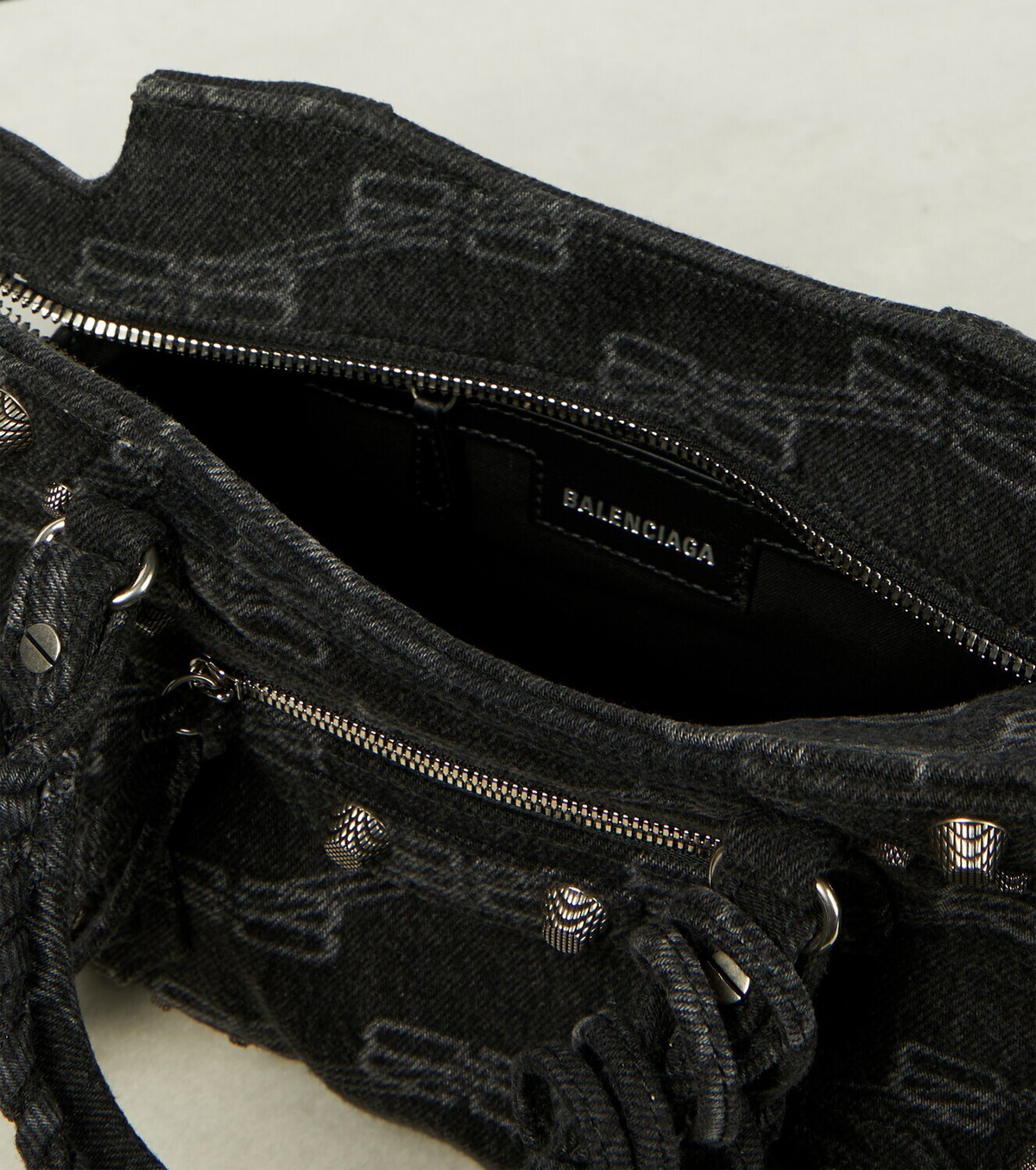 【BALENCIAGA】ル・カゴーレ XS デニムショルダーバッグ Black Black Le Cagole XS Studded Washed-Denim Messenger Bag