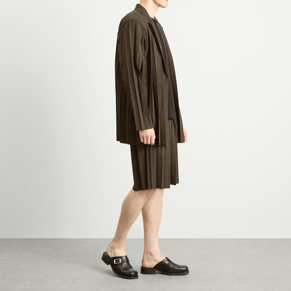 Homme Plissé Issey Miyake Men's Edge Ensemble Shorts in Dark Brown