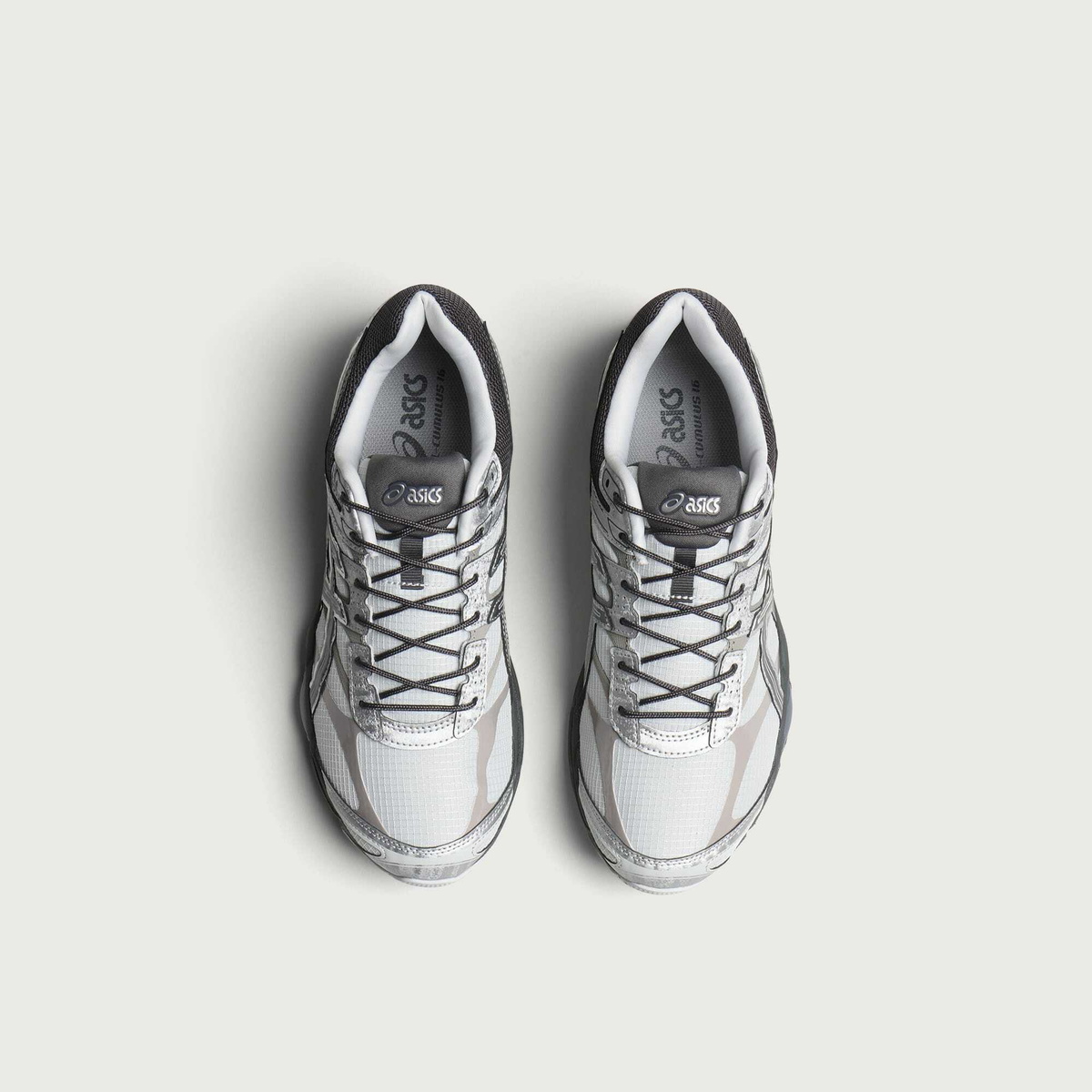 Asics GEL-CUMULUS 16 Sneaker in Glacier Grey/Carbon