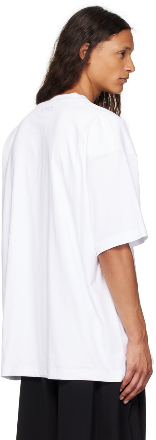 【関税込み】VETEMENTS ホワイト Illusion ロゴ Tシャツ White Illusion Logo T-Shirt by VETEMENTS on Sale