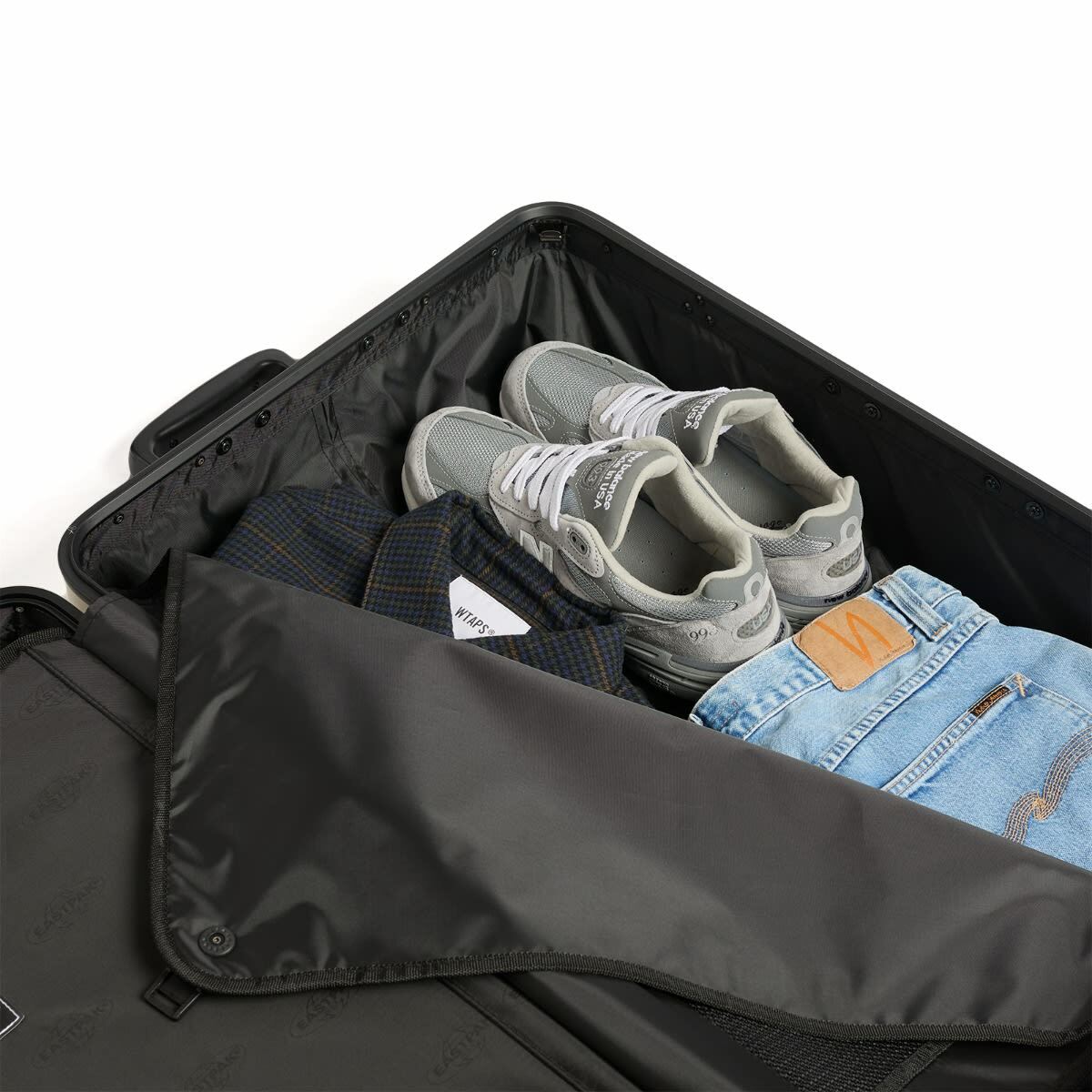 Eastpak Resist'r Luggage Case - Large in Sand 