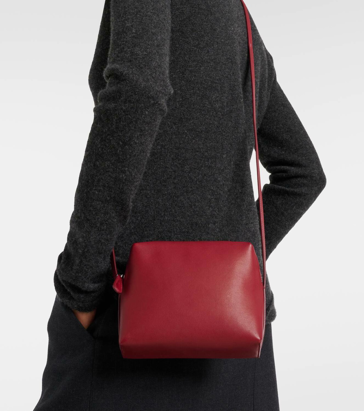【関税・送料込み】THE ROW CROSSBODY BAGS Large To Go Crossbody Bag Black in Leather – The Row
