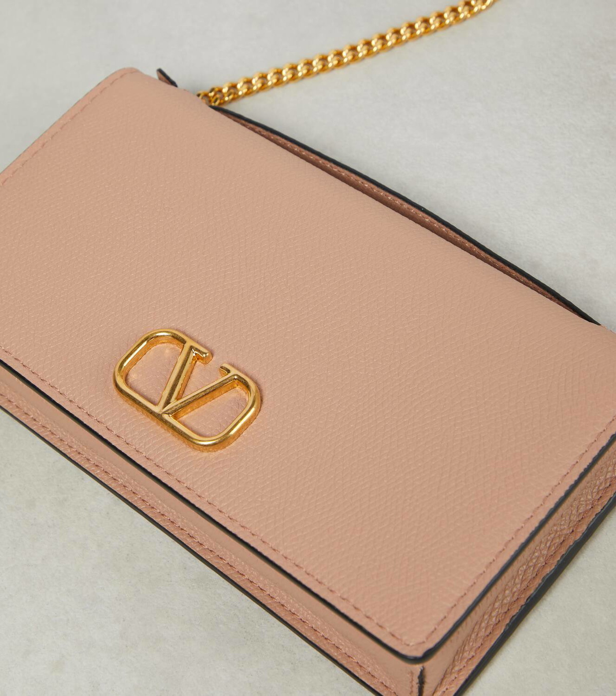 【VALENTINO】ショルダーウォレット VLogo イタリア製 Valentino Garavani VLogo leather wallet on chain Valentino