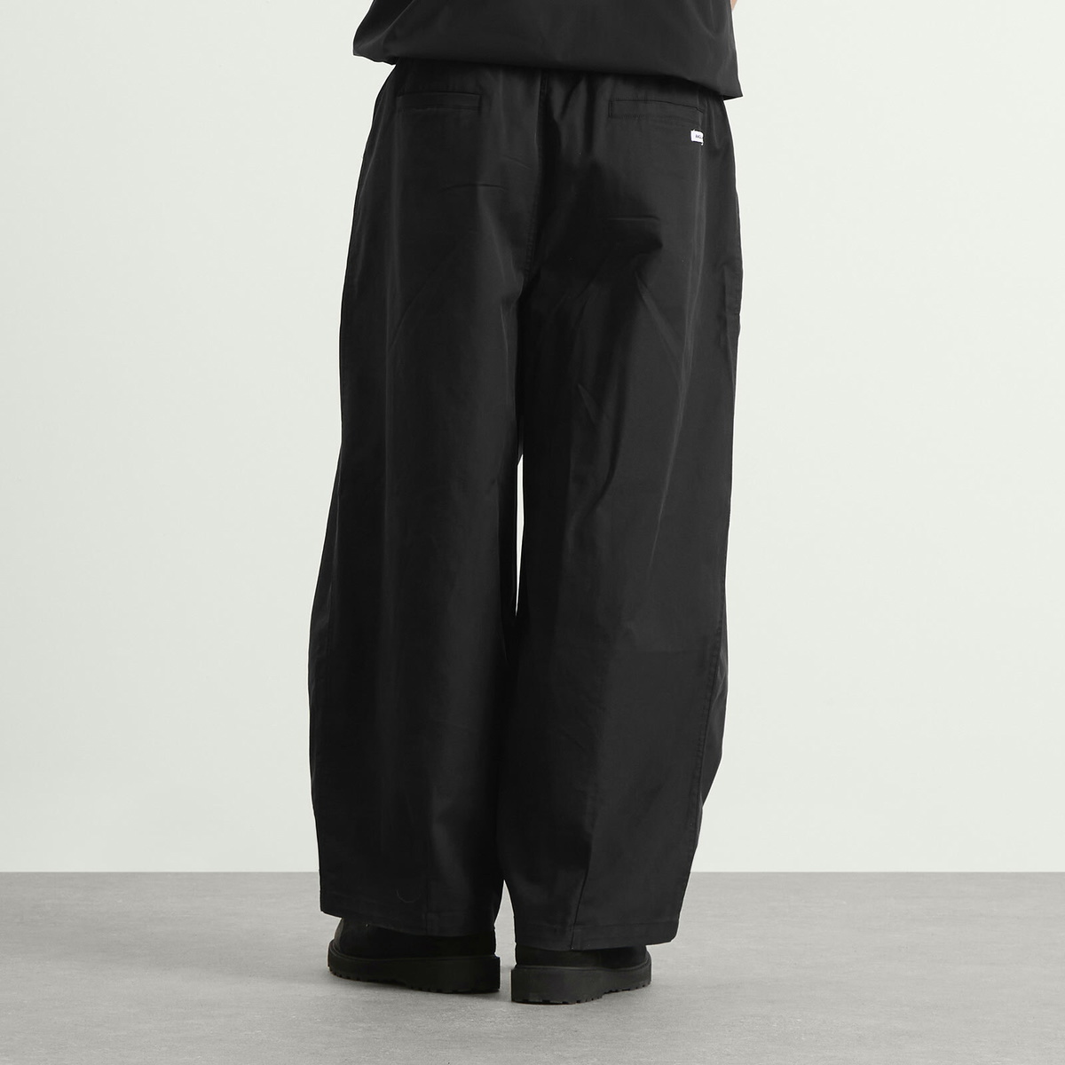 Anglan Men's Unbalance Long Tuck Balloon Pants in Black