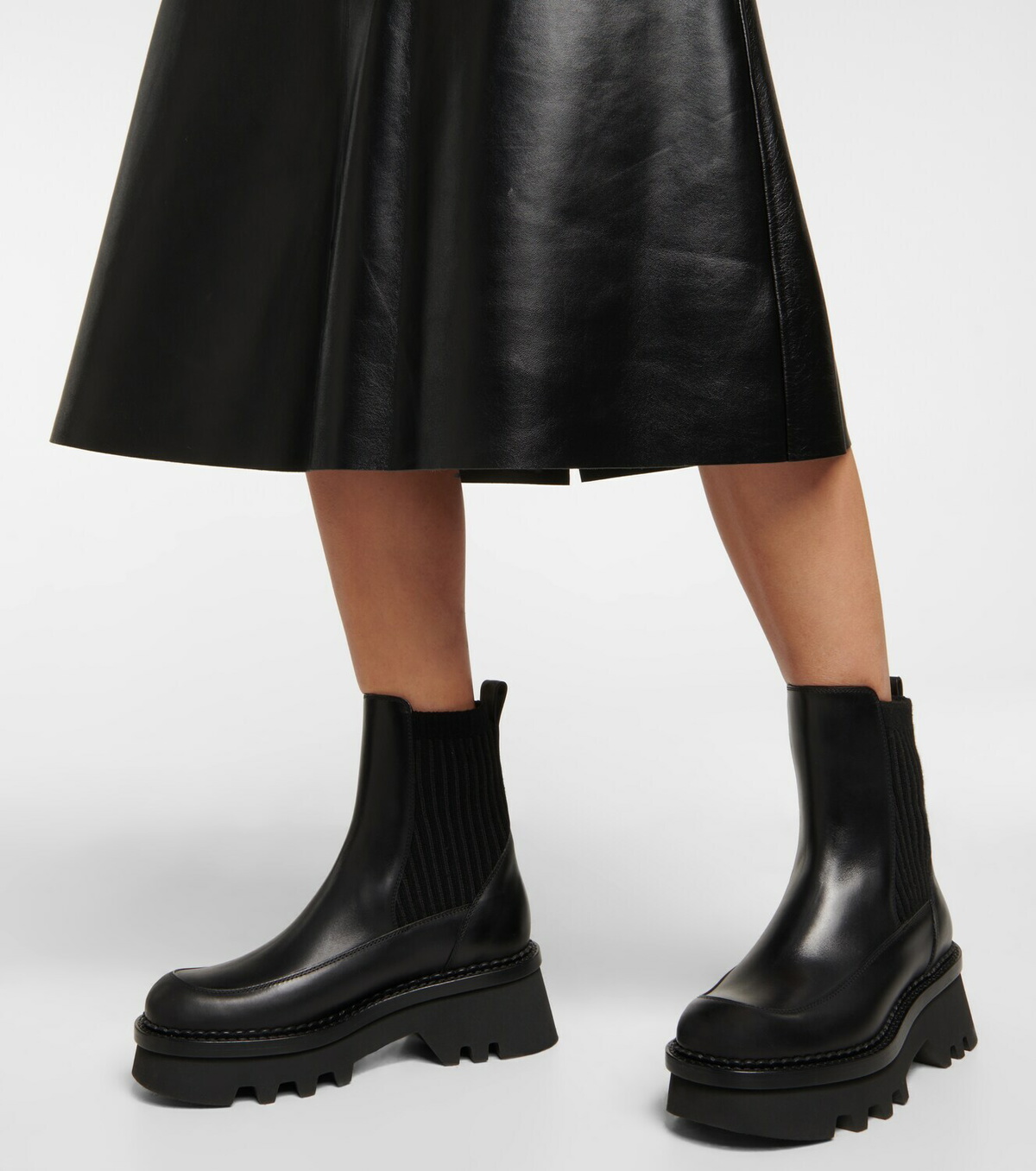 【送料 関税込】Chloe Owena leather lace-up boots Owena leather lace-up boots in black - Chloe | Mytheresa