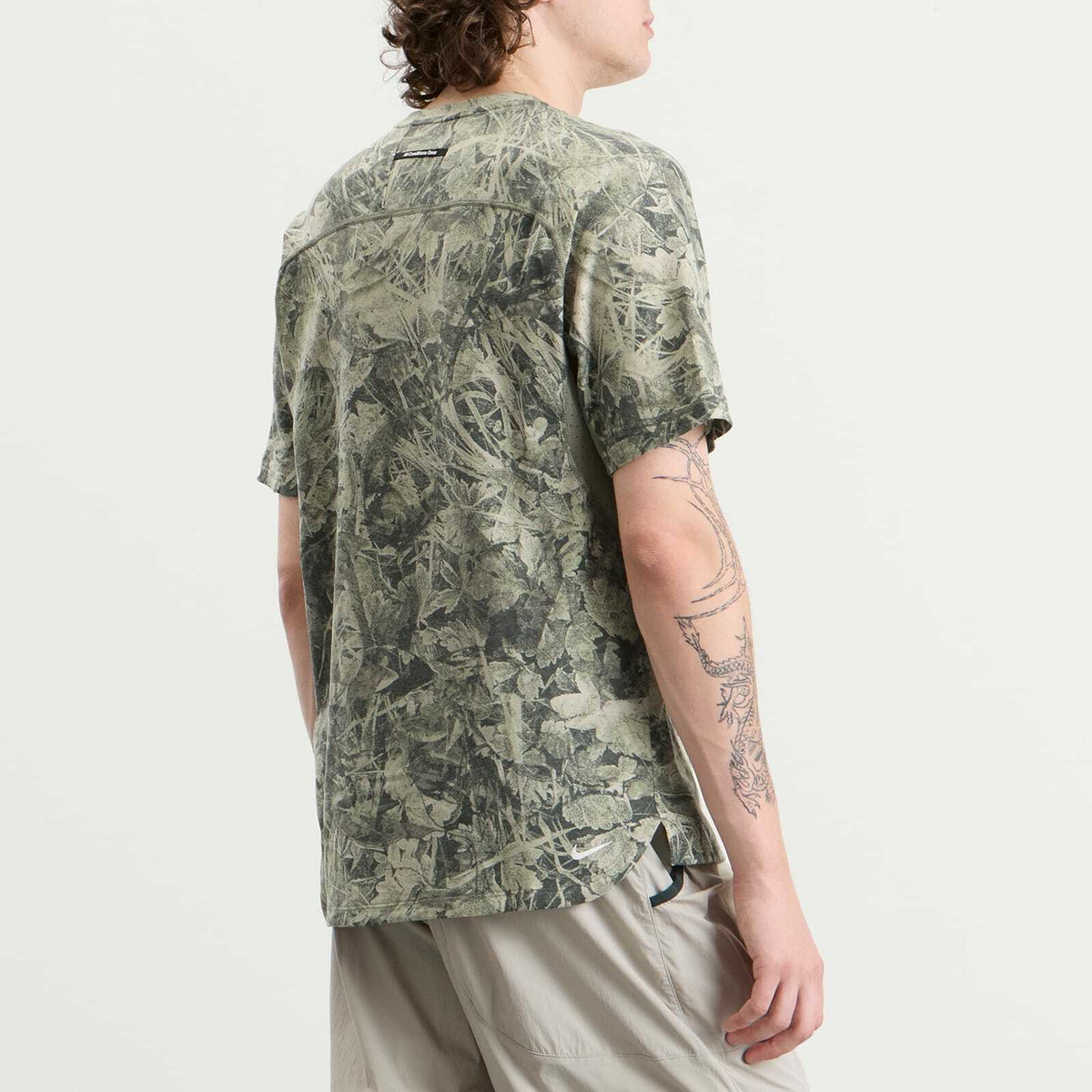 Nike Men's ACG Solar Chase Camo Top in Sequoia. Light Army/Summit White