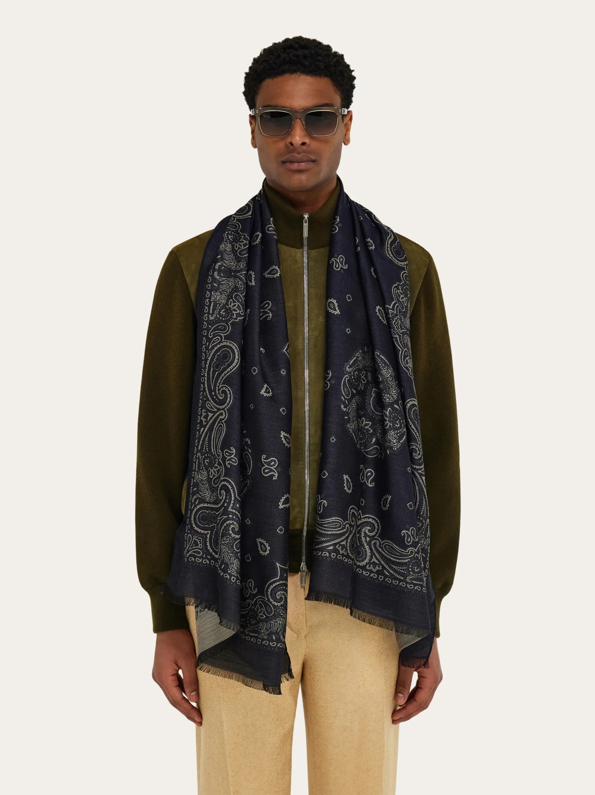 Ferragamo Mens Arabesque print stole in Blue