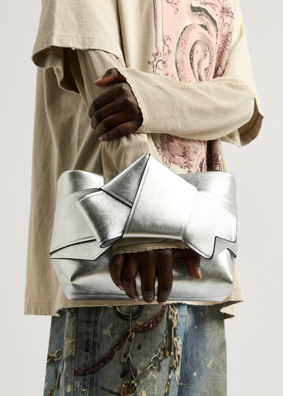 ＜Acne Studios＞マイクロ Musubi バッグ シルバー Acne Studios Musubi Metallic Leather Shoulder bag - Silver