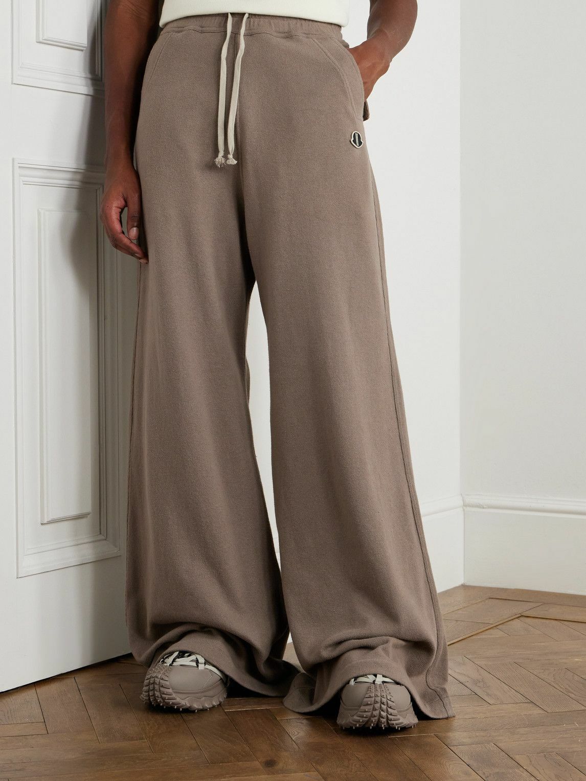 パンツ MONCLER + RICK OWENS WOMENS BELAS COTTON SWEATPANTS Rick Owens X Moncler Belas Wide-leg Cotton Sweatpants Taupe