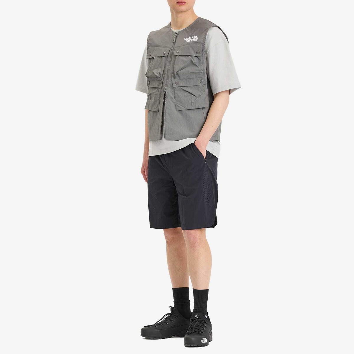 The North Face Men's Mountain Wind Vest in Smoked Pearl
